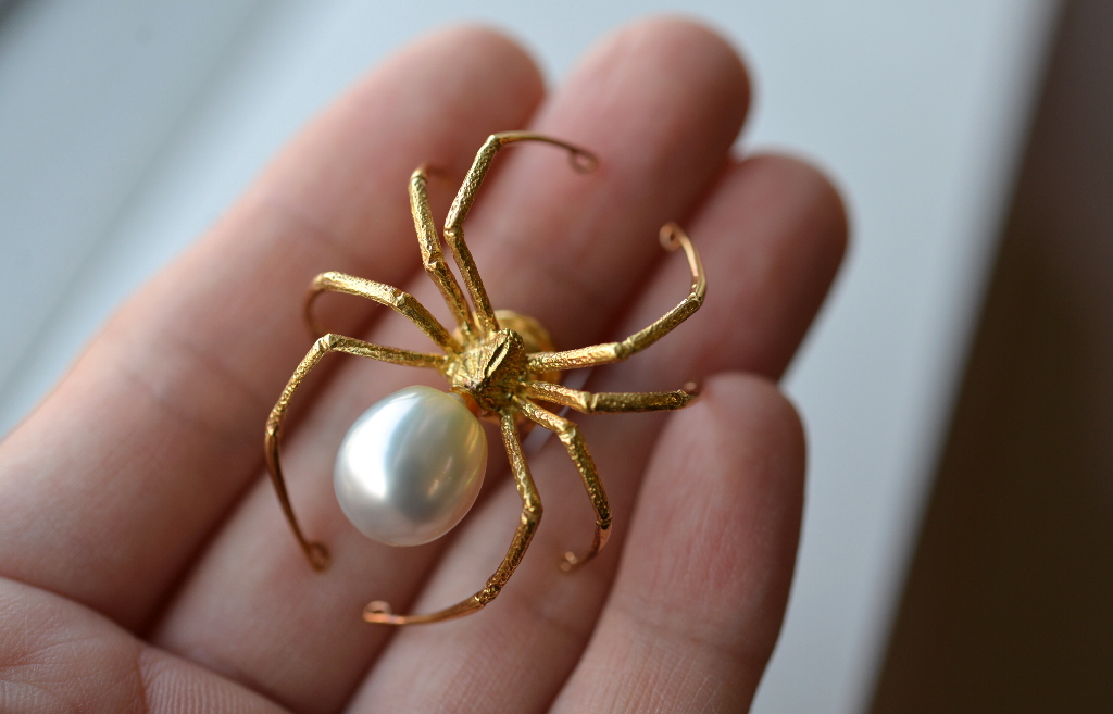 神様の使い 蜘蛛ブローチ 2色 くも ギフトに スパイダー 新品未使用品 昆虫 繊細な作り シンプルカラーが素敵 虫 送料無料 ギフト 繊細な作り シンプルカラーが素敵